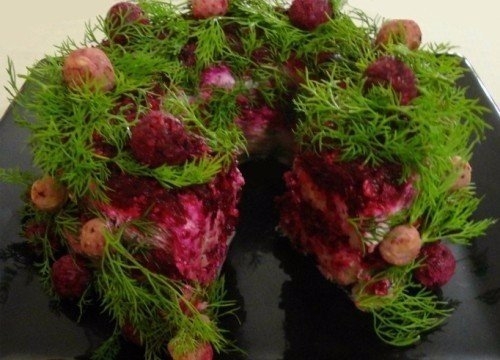 Закусочный торт из свеклы с орехами и йогуртом