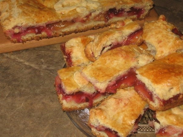 Сладкое тесто и сочная начинка из яблок и слив. Очень вкусный пирог к чаю.
