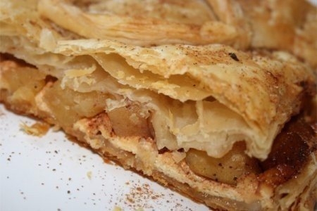Слоеный пирог с яблоками и творогом.