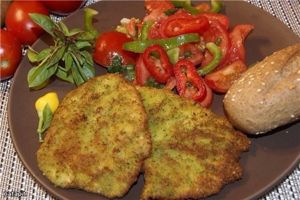 Шницель куриный в зелёной панировке