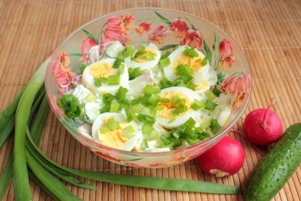 Яичный салат с редисом и огурцами