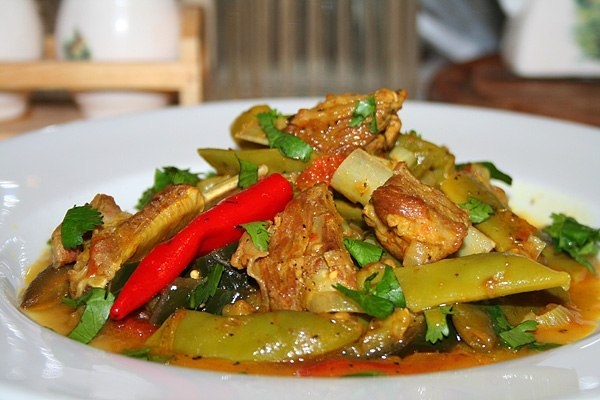 РЁБРЫШКИ ТУШЁНЫЕ СО СТРУЧКОВОЙ ФАСОЛЬЮ И ОВОЩАМИ РЁБРЫШКИ ТУШЁНЫЕ СО СТРУЧКОВОЙ ФАСОЛЬЮ И ОВОЩАМИ