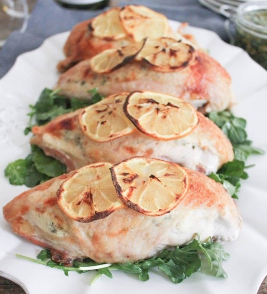 Куриные грудки, фаршированные козьим сыром, с песто Куриные грудки, фаршированные козьим сыром, с песто