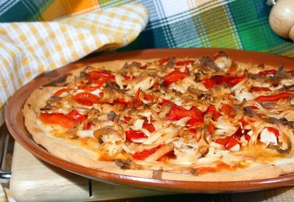 Пицца с курицей и маринованным перцем