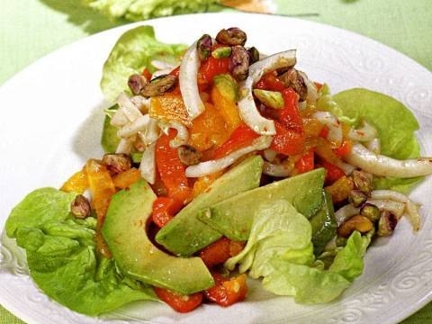 Салат с кальмарами, авокадо и маринованным перцем Салат с кальмарами, авокадо и маринованным перцем