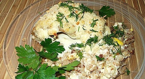 Карась, запеченный в сметанном соусе с гречневой кашей Карась, запеченный в сметанном соусе с гречневой кашей