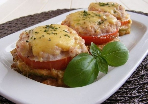 Башенки из кабачков в кляре, помидора и сочной котлеты Башенки из кабачков в кляре, помидора и сочной котлеты