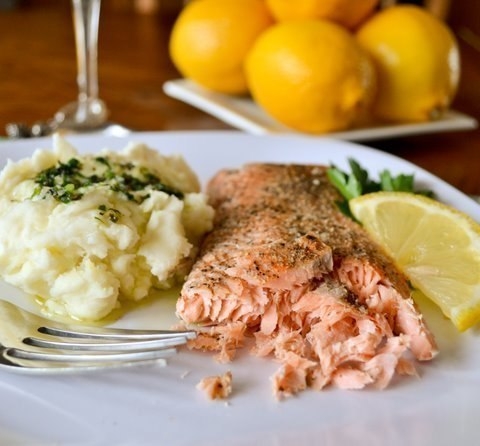 Очень простой рецепт запечённого лосося, эта рыба сама по себе вкусная и не требует большого количес Очень простой рецепт запечённого лосося, эта рыба сама по себе вкусная и не требует большого количес
