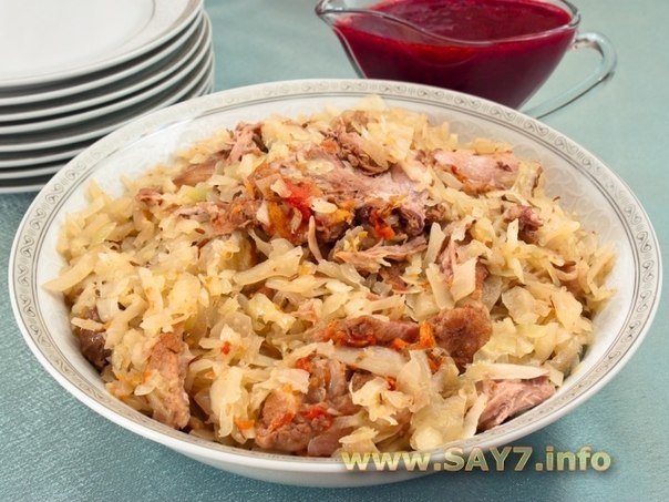 Утка, тушенная с капустой и брусничным соусом