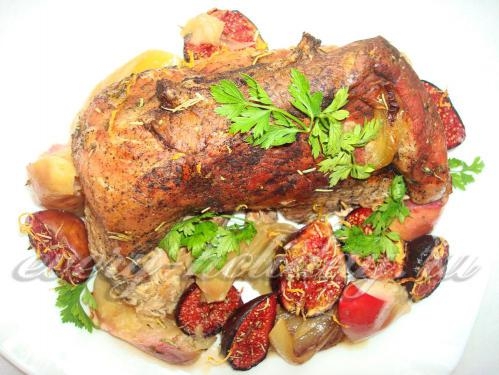 Праздничная свинина с яблоками и инжиром