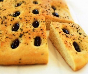 Фокачча с оливками и розмарином