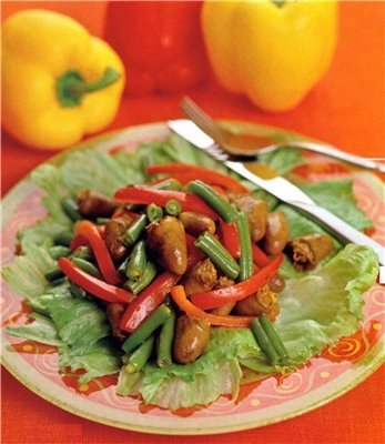 Теплый салат с куриными сердечками.