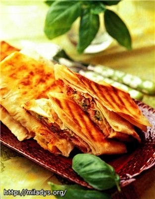 Горячая мясная закуска в лаваше