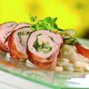 Куриный рулет с козьим сыром и листьями салата