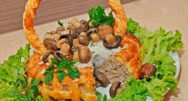 Слоёная корзинка с мясом, рисом и грибами