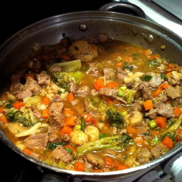 Нежная свинина с тушеными овощами, грибами и пряностями