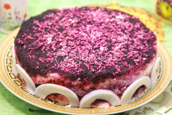 Салат со свёклой, изюмом, яйцами и сыром Салат со свёклой, изюмом, яйцами и сыром