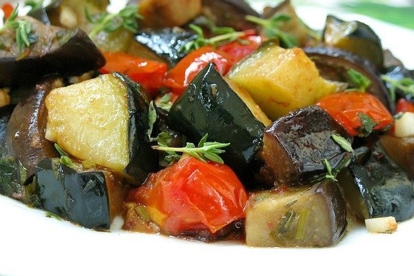 Ароматное рагу с кабачками и баклажанами