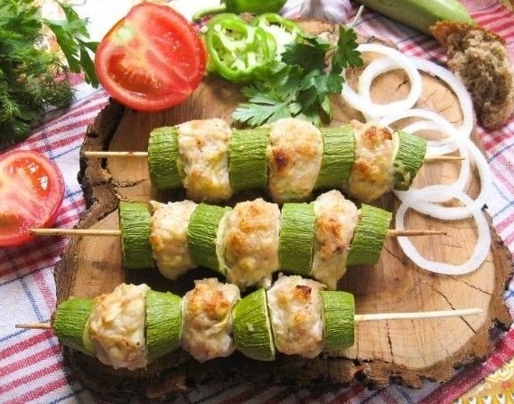 КУРИНЫЙ ШАШЛЫК С КАБАЧКОМ