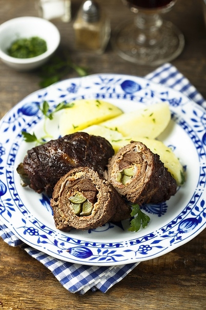 Рулеты из говядины с луком, беконом и маринованными огурчиками (Rinderrouladen).