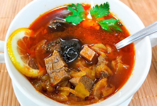 Солянка с почками, салом и мясом