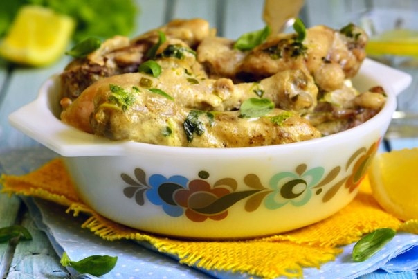 Куриные ножки, запеченные в сметанно-луковом соусе