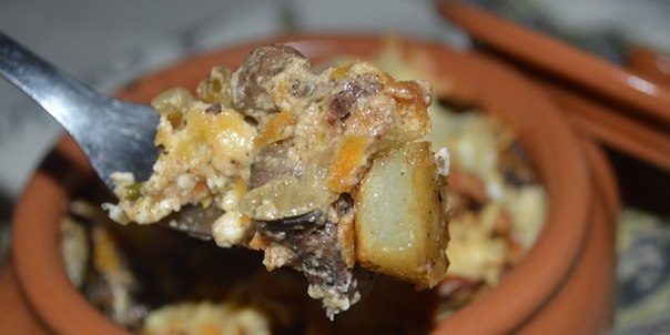 Печень с картофелем, запеченные в горшочке
