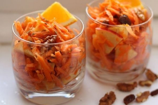 Витаминный морковный салат с изюмом