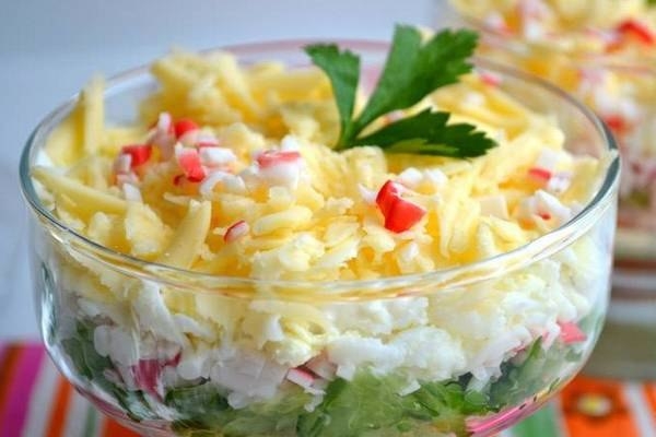 Слоеный салат с крабовыми палочками, рисом и сыром