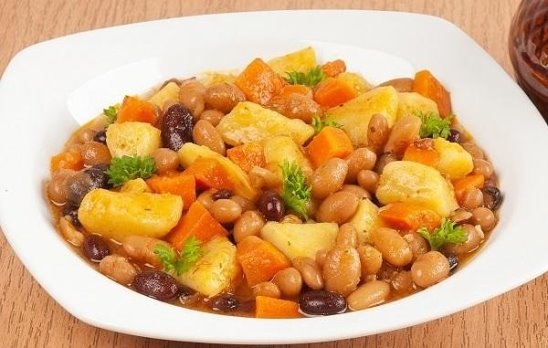 Фасоль, тушенная с овощами