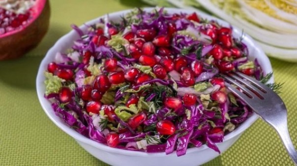 Салат с краснокочанной капустой и гранатом
