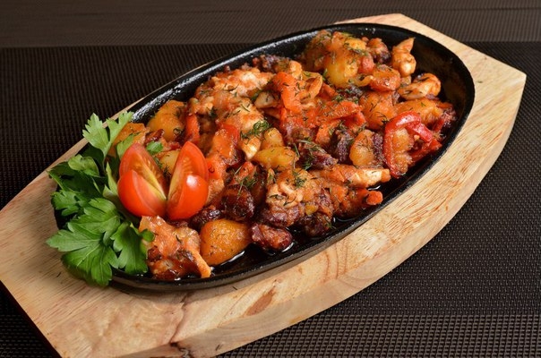Куриная грудка тушеная с овощами в грузинском соусе ткемали