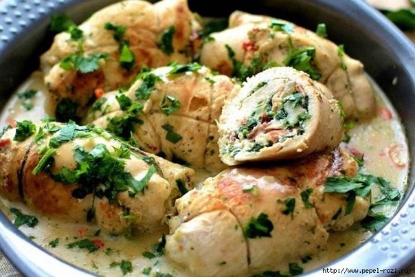 Куриные рулетики с грибами и сыром в сметанном соусе!