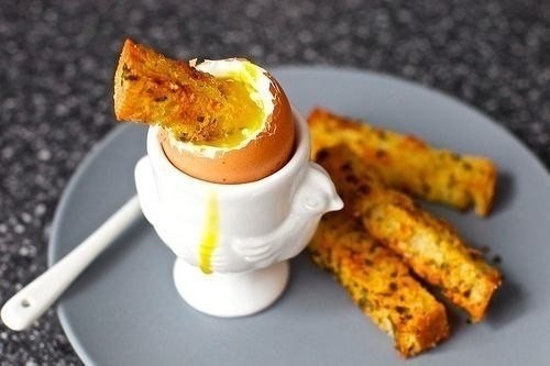 Английский завтрак- яйцо в мешочек с гренками