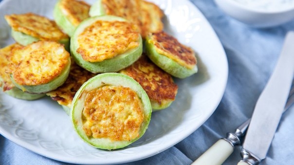 Куриные оладьи в кабачковых кольцах