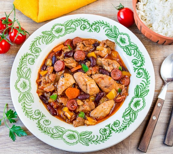 Рагу из курицы с копчеными колбасками