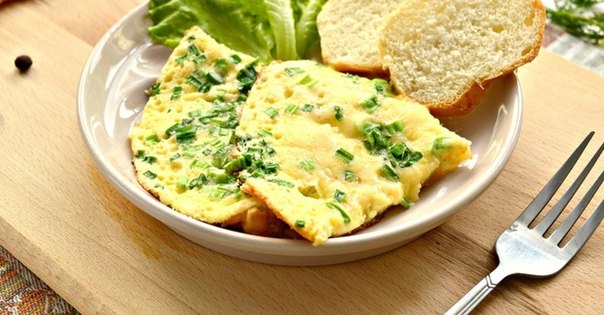 Омлет с картофелем, зеленью и сыром на завтрак