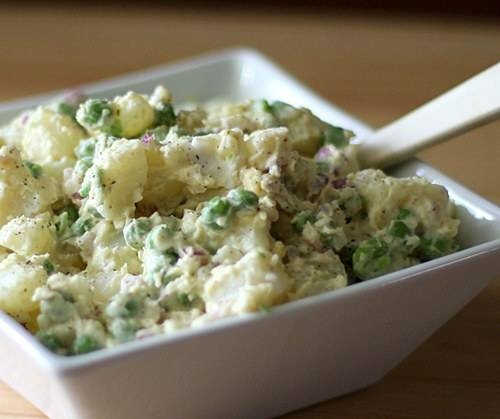 Салат с консервированными кальмарами и горошком