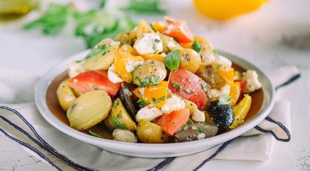 Средиземноморский картофельный салат с оливками и фетой Средиземноморский картофельный салат с оливками и фетой