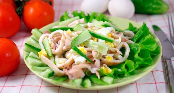 Салат с маринованными кальмарами и огурцом