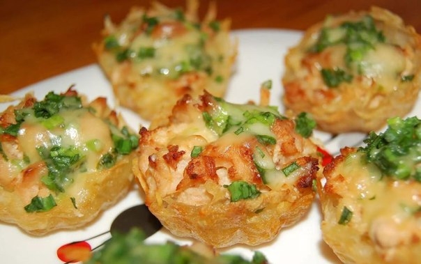 Тарталетки из картофеля с куриным филе подчесночно-сырным соусом