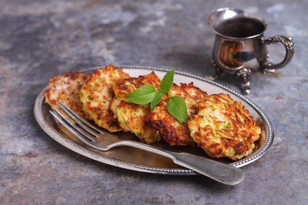 Оладушки из курицы и молодых кабачков