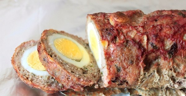 Мясной рулет с яйцом и зеленым луком