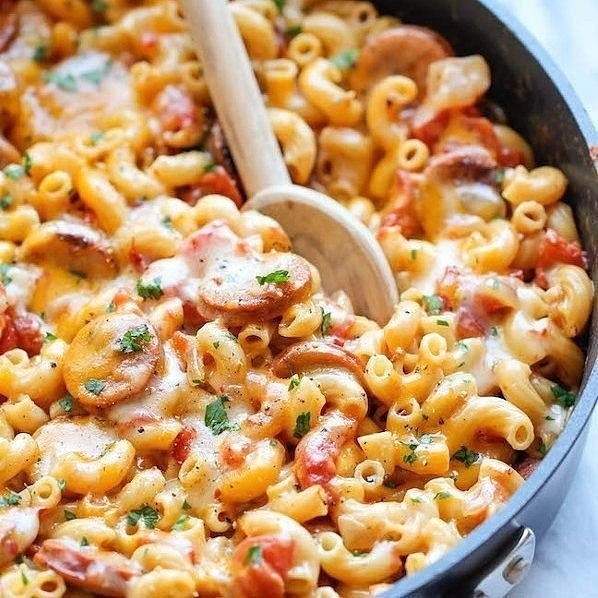 Простой рецепт вкуснейших макарон, вареных с поджаренной колбасой, помидорами в молоке и курином бул