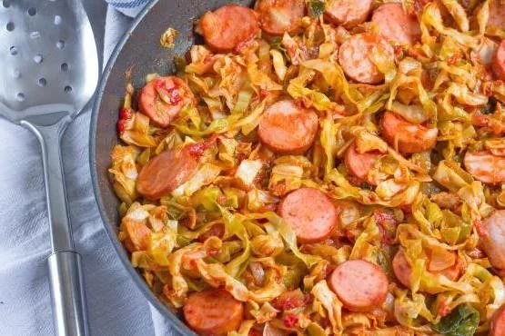 Тушеная капуста с картошкой и сосисками Тушеная капуста с картошкой и сосисками