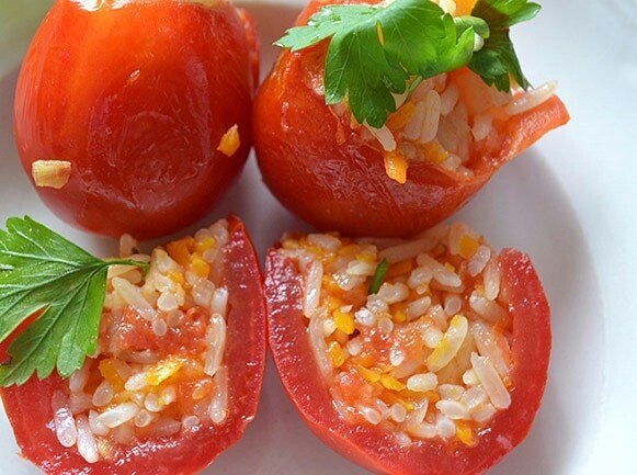 ПОМИДОРЫ, ФАРШИРОВАННЫЕ МОРКОВЬЮ, РИСОМ И ЛУКОМ