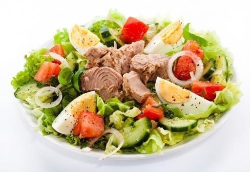 Кукурузный салат с тунцом и солеными огурцами Кукурузный салат с тунцом и солеными огурцами