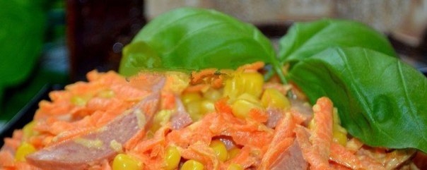Салат с копченой колбасой и морковью.