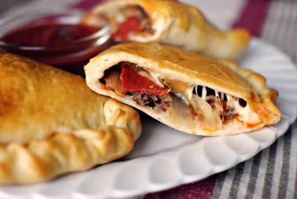 Кальцоне с фаршем, колбасой и сыром Кальцоне с фаршем, колбасой и сыром