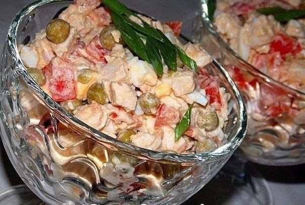 САЛАТ С КУРИНОЙ ГРУДКОЙ И ГОРОШКОМ